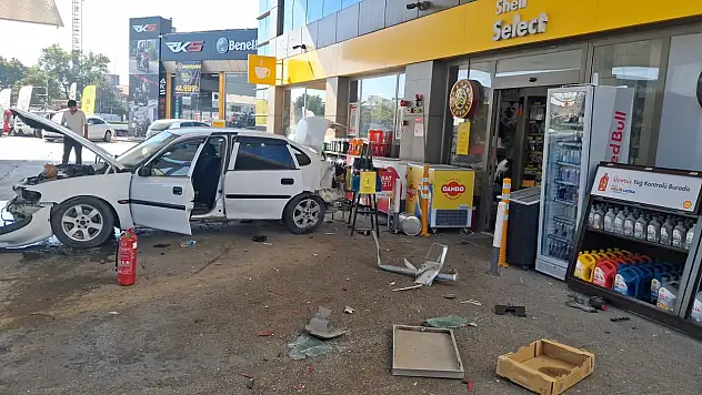 Kayseri'de faciadan dönüldü: Otomobil benzinliğe daldı!