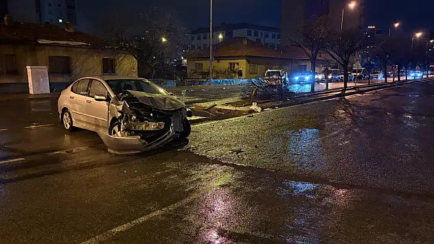 Kayseri'de feci kaza: Otomobil ağacı ikiye böldü - 4 kişi yaralandı