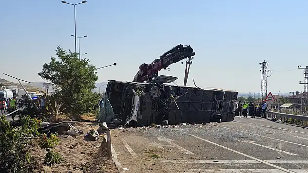 Kayseri'de feci kaza! Yolcu otobüsü yan yattı, ekipler bölgeye akın etti