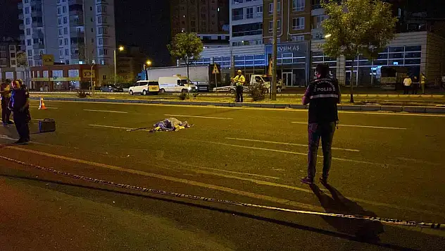 Kayseri'de feci kaza... Yolun karşısına geçen yayaya peş peşe 2 otomobil çarptı!