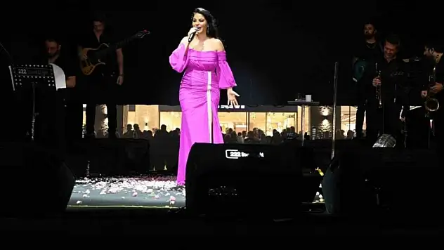 Kayseri'de festival coşkusu Zara ile sona erdi! Binlerce kişi finalde buluştu