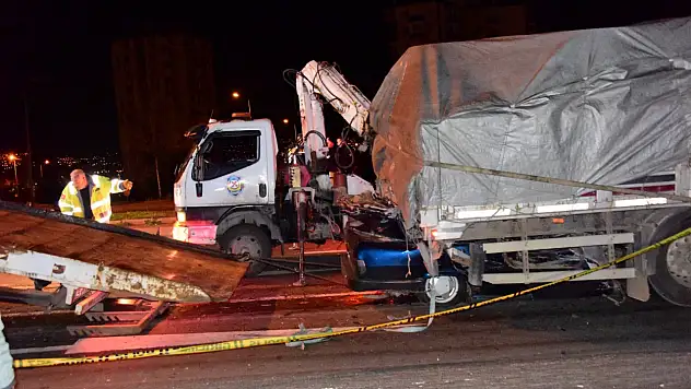 Kayseri'de Fiat Tofaş marka araç kağıt gibi ezildi - Sürücü hayatını kaybetti!