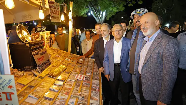 Kayseri'de fuara gidenler sürprizle karşılaştı! Bir çocuğun sevinci geceye damga vurdu