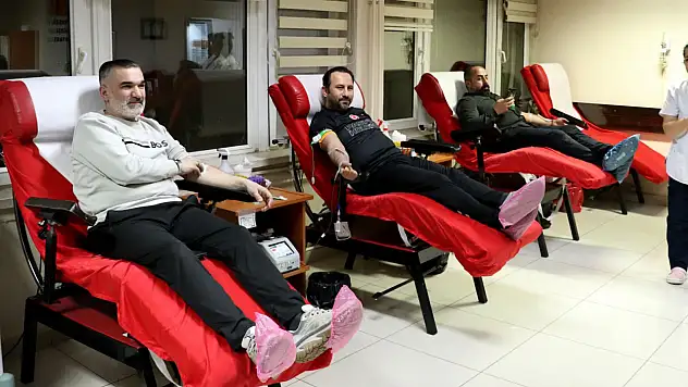 Kayseri'de Galatasaray taraftarları kanser hastası çocuklar için kan verdi