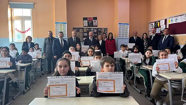 Çanakkale'de 80 bin 283 öğrenci karne heyecanı yaşadı!