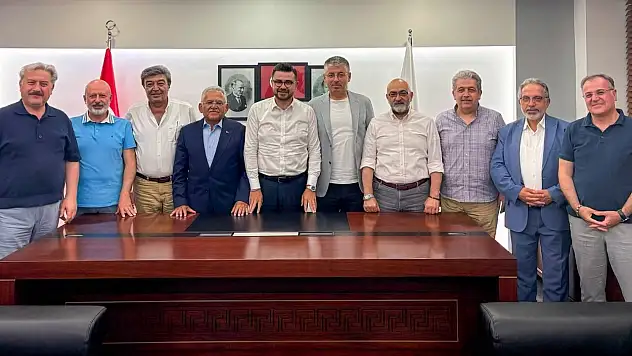 Kayseri'de gece mesaisi: Başkan Büyükkılıç ve AK Parti teşkilatından kritik istişare zirvesi
