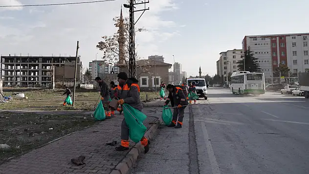 Kayseri'de gece saatlerinde başlayan rüzgar dindi - Ekipler sahaya indi!