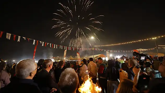 Kayseri'de geceyi aydınlatan gösteri: Millet Bahçesi ışıl ışıl oldu!