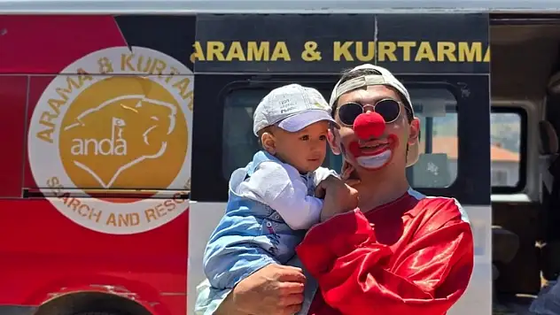 Kayseri'de Genç Anda dokunuşu! Çocuklar uçurtmalarla mezuniyeti kutladı