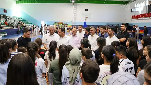 Kayseri'de genç sporculara sevindiren destek! Törende tek tek teslim edildi