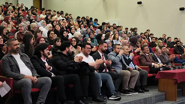Kayseri'de gençlerin yoğun ilgi gösterdiği İrfan Okumaları programında hangi kitaplar konuşuldu?