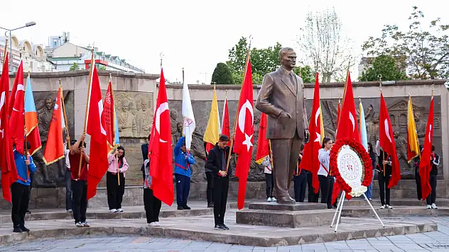 Kayseri'de Gençlik Haftası 106. yıl dönümü kutlamaları Cumhuriyet Meydanı'nda düzenlenen törenle başladı!
