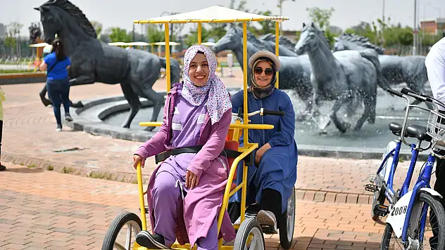 Kayseri'de görme engellilerin hayali gerçek oldu: Bisiklet sürdüler