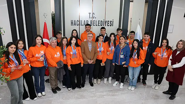 Kayseri'de gurur tablosu! 79 madalya getiren başarı belediye kapısına taşındı
