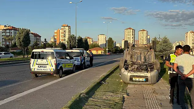 Hafif ticari araç takla attı