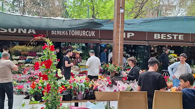 Kayseri'de hareketlilik dün geceden başladı: Anneler için çiçek mesaisi!