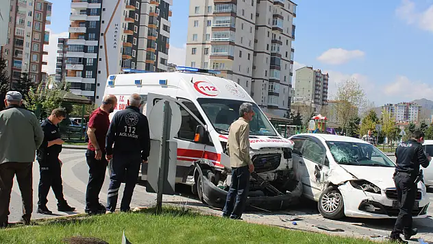 Kayseri'de hasta taşıyan ambulansla otomobil çarpıştı - Yaralılar var!