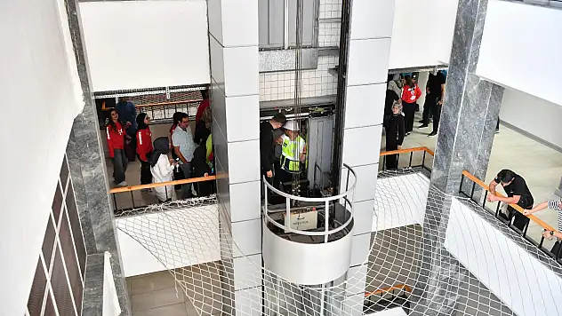 Kayseri'de hayat kurtaran eğitim! Asansörden kurtarma dersi verildi
