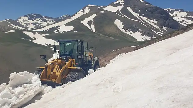 Kayseri'de haziranda şaşırtan manzara! Yayla yollarında kar mesaisi devam ediyor