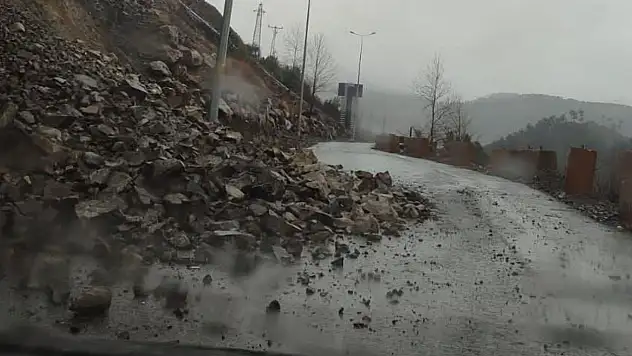 Kayseri'de heyelan! O yol trafiğe kapatıldı