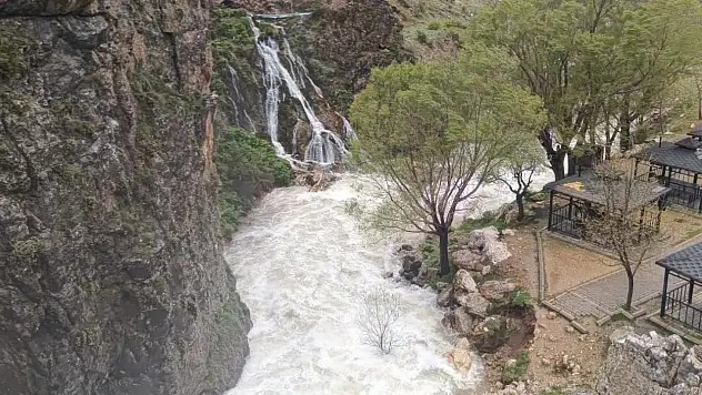 Kayseri'de Homurlu Şelalesi coştu!