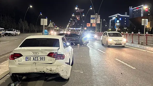 Kayseri'de iki otomobil çarpıştı - Yaralı var!
