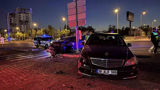 Kayseri'de geceyi hareketlendiren kaza: Otomobiller çarpıştı!