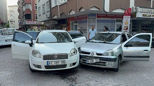 Kayseri'de iki otomobil çarpıştı: Araçlarda hasar oluştu!