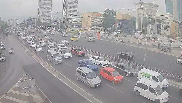Kayseri'de ilk gün telaşı: Trafik yoğunluğu arttı, toplu taşımada adım atacak yer kalmadı!