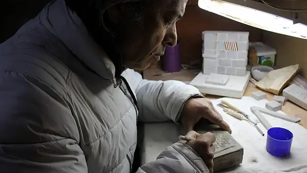 Kayseri'de inanılmaz iş! 4 bin yıllık tabletleri yeniden hayata döndürüyor