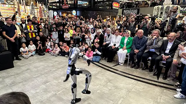 Kayseri'de insansı robot MEGA sahneye çıktı!
