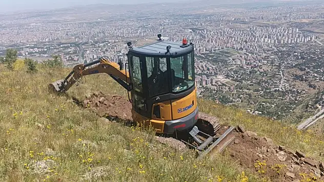 Kayseri'de iş makineleri Ali Dağı'nın yamaçlarına çıktı