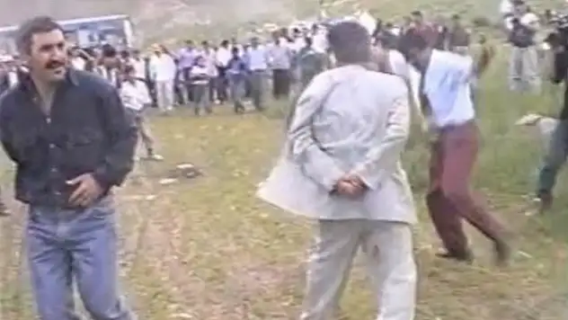 Kayseri'de izleyenleri şaşırtan gelenek! Bu oyunda yumruk yemek cesaret göstergesi sayılıyor