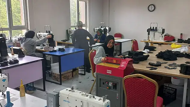 Kayseri'de kadınların elinden çıkıyor: 3 firmaya birden üretim yapıyorlar