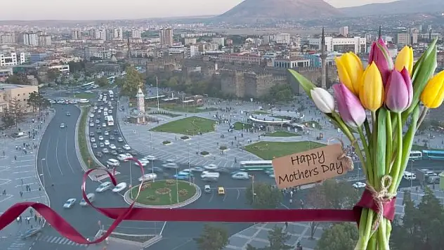 Kayseri'de kamu emekçisi anneler unutulmadı: Hediyeler duygulandırdı