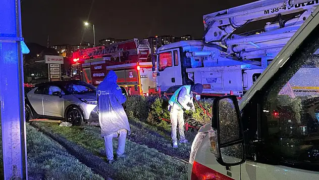 Kayseri'de kamyonla çarpışan otomobil tramvay yoluna girdi