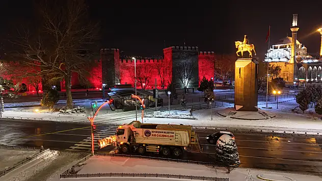 Kayseri'de kamyonlar sabaha kadar hiç durmadı: Merkezden kırsala yoğun çalışma!