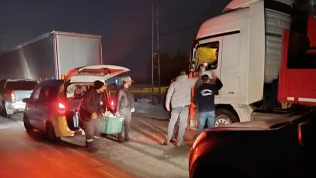 Kayseri'de kar esareti: Mahsur kalan sürücülerin imdadına belediye koştu
