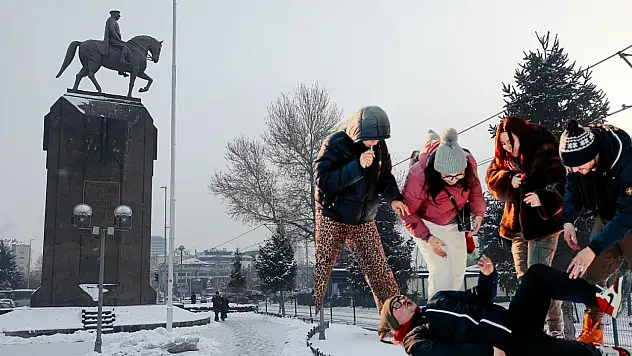 Kayseri'de kar topu, Erciyes'te eğlence, merkezde eziyet!