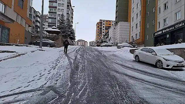 Kayseri'de kar ulaşımı vurdu! Yol çift yönlü trafiğe kapatıldı