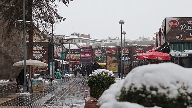 Kayseri'de kar yağışı sürüyor: İşte şehirden manzaralar!