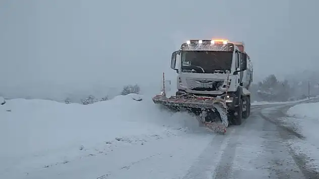Kayseri'de kar yolları kapattı… O güzergahlar yeniden açıldı