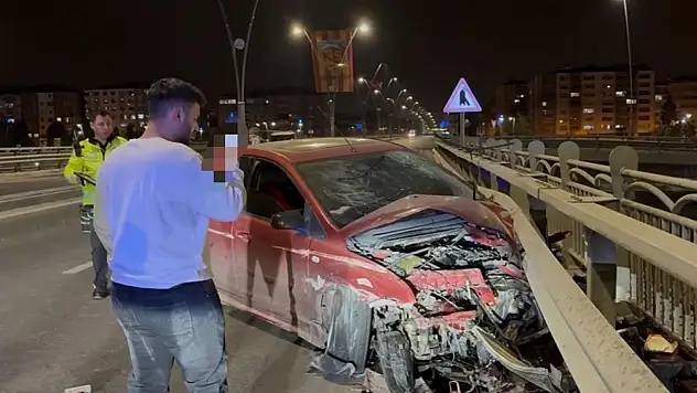 Kayseri'de kaza yaptı, ailesini görüntülü arayıp otomobili gösterdi