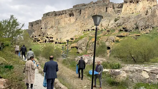 Kayseri'de kaymakam ve protokol doğa için sahaya indi