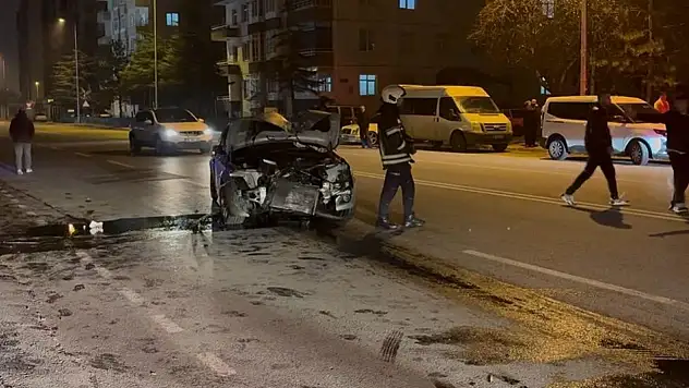 Kayseri'de kaza yapan sürücü polis memurunu tehdit etti!