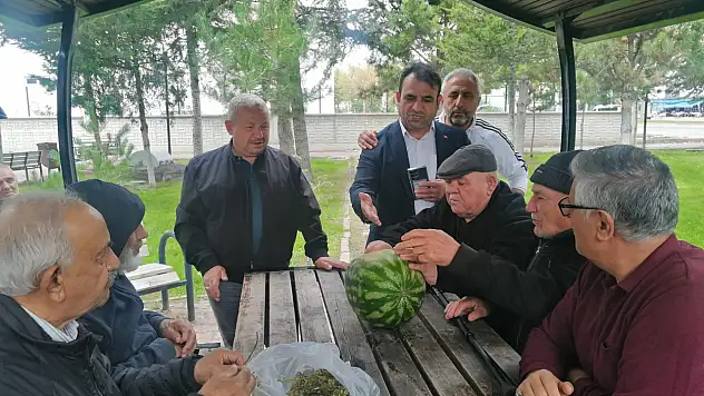 Kayseri'de kazandığı tazminat parasıyla karpuz dağıttı!