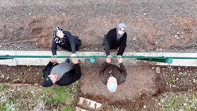 Kayseri'de Kemal Sunal'ın filmi gerçek oldu: Mahalle tel örgüyle ikiye bölündü