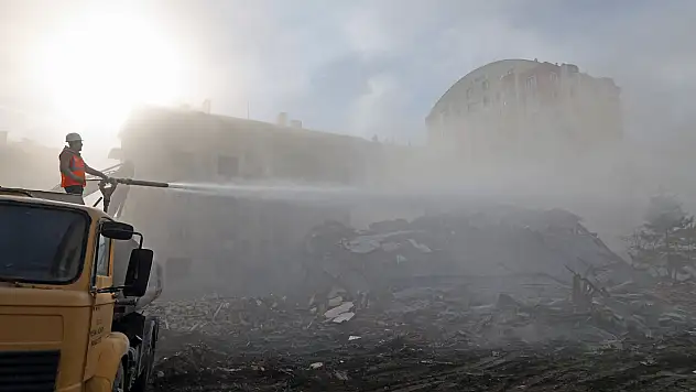 Kayseri'de kentsel dönüşüm çalışmalarında 17 blok bakın nasıl yıkıldı!