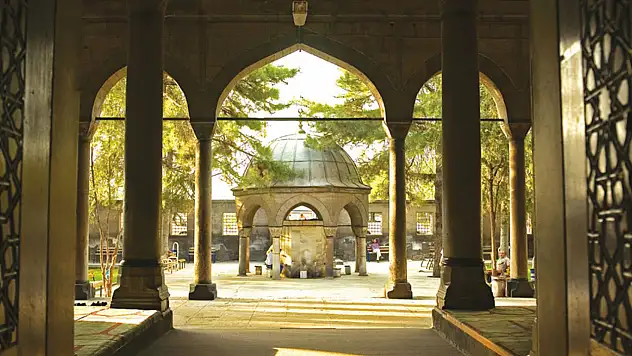 Kayseri'de ki Kurşunlu Camii, ismi ''Kurşunlu'' olmamasına rağmen neden bu ismi taşıyor? İşte hikâyesi