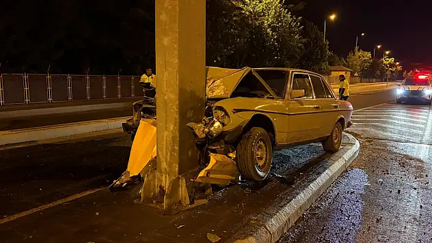 Kayseri'de klasik otomobil direğe ok gibi saklandı - Sürücü ağır yaralı!